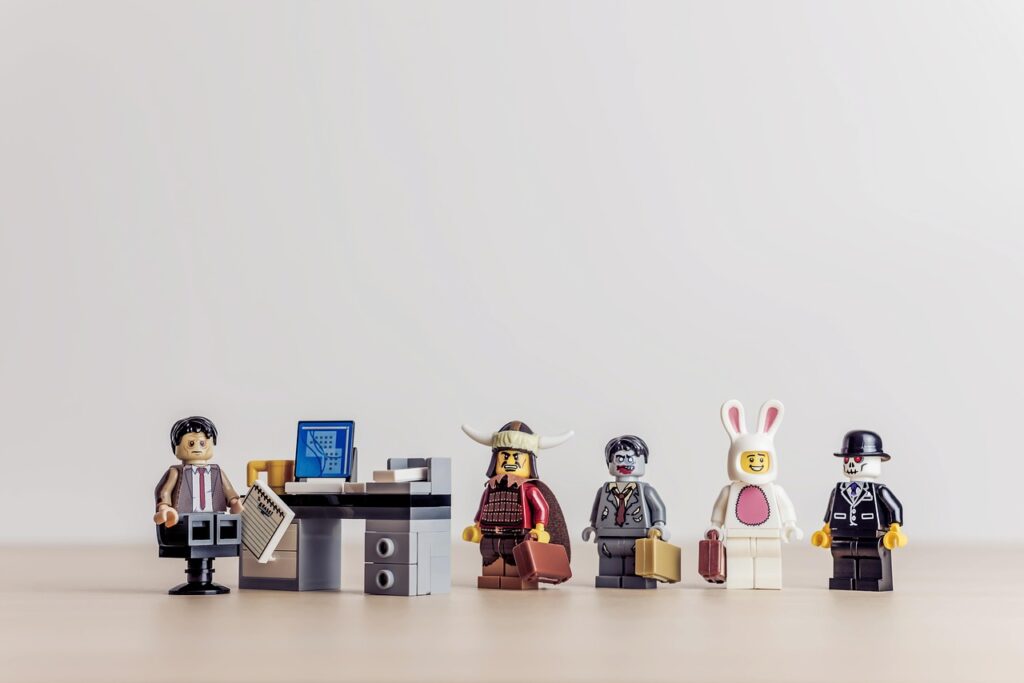 personnages lego en file d'attente devant un bureau pour relancer un prospect sur Instagram
