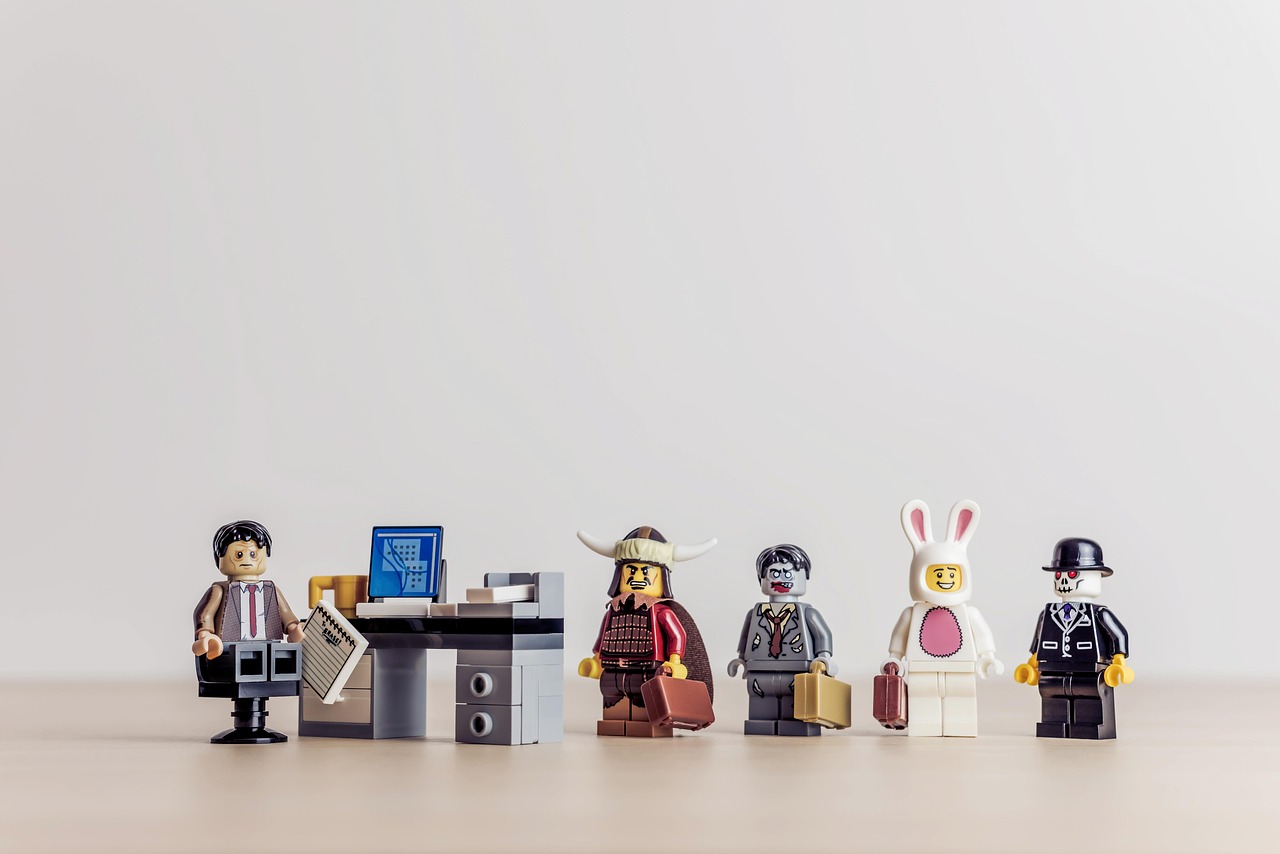 personnages lego en file d'attente devant un bureau pour relancer un prospect sur Instagram